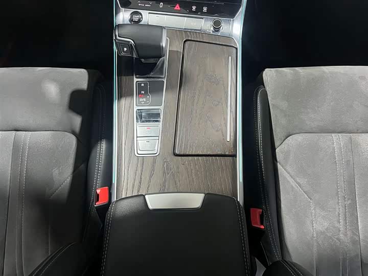 Фото 7 - Audi A6L