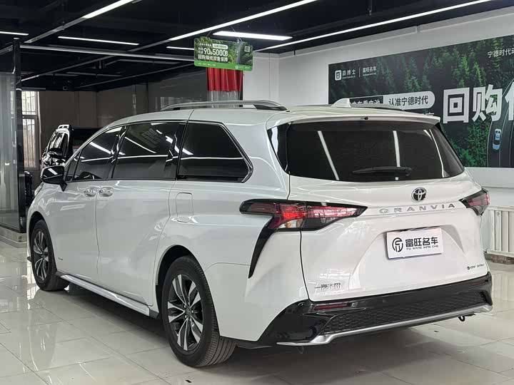 Фото 4 - Toyota Granvia