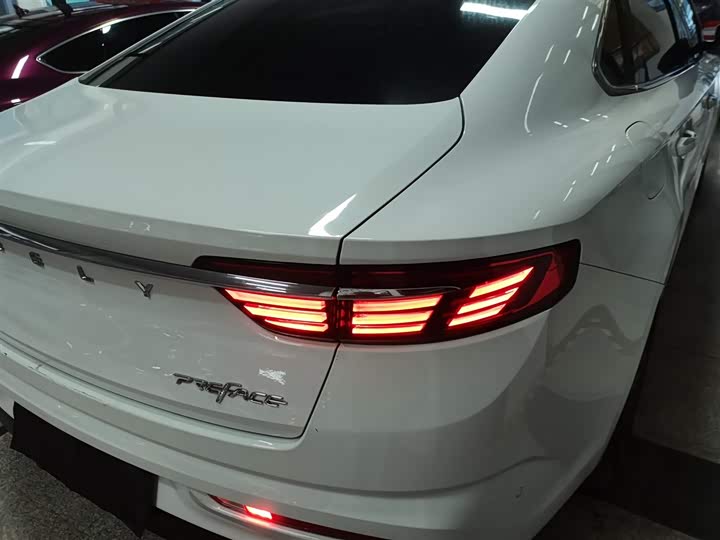 Фото 8 - Geely Preface