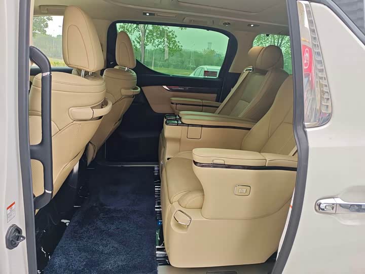 Фото 5 - Toyota Vellfire