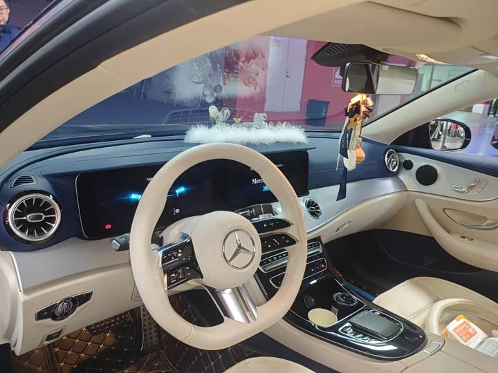 Фото 2 - Mercedes-Benz E-Class