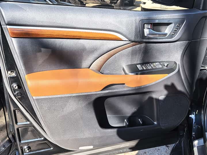 Фото 8 - Toyota Highlander