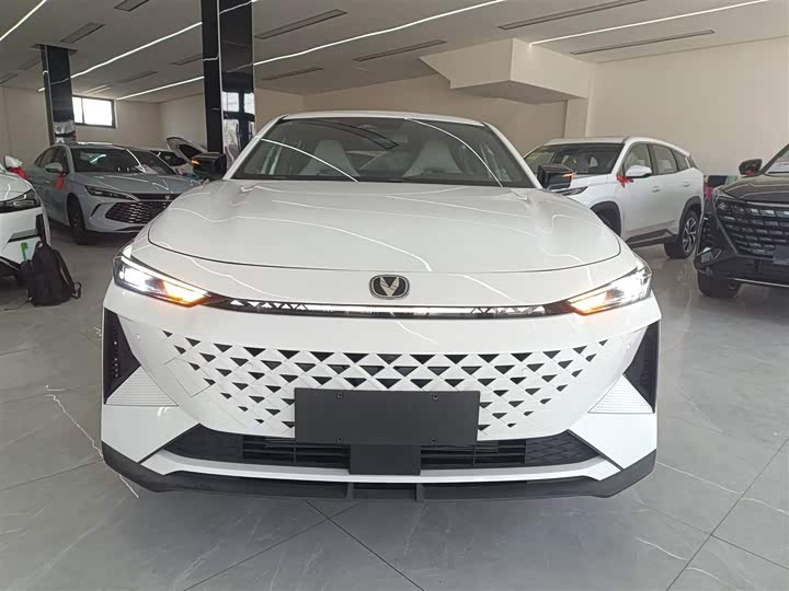 Фото 3 - Changan UNI-V Hybrid