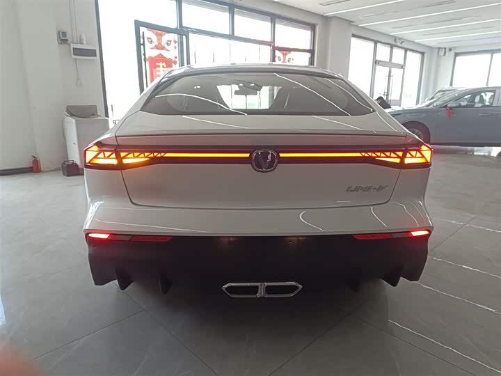 Фото 6 - Changan UNI-V Hybrid