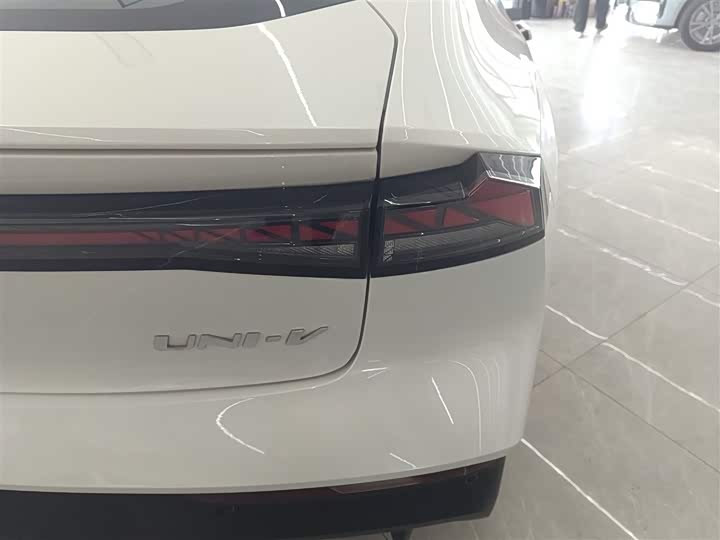 Фото 8 - Changan UNI-V Hybrid