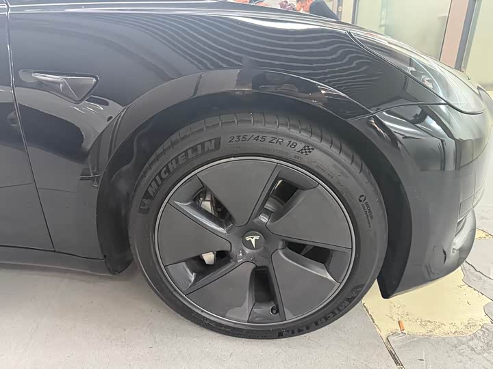 Фото 4 - Tesla Model 3