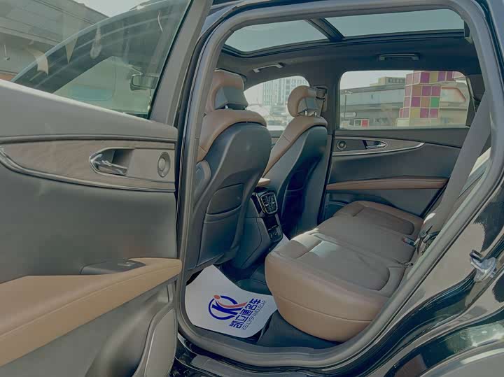 Фото 6 - Lincoln Nautilus