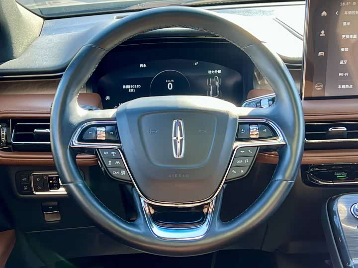 Фото 9 - Lincoln Nautilus