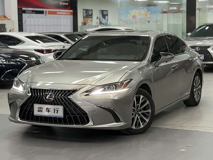 Фото 1 - Lexus ES