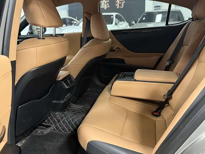 Фото 6 - Lexus ES