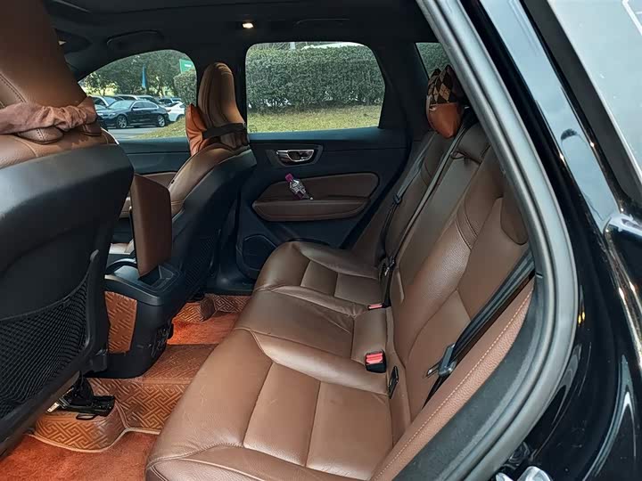 Фото 8 - Volvo XC60