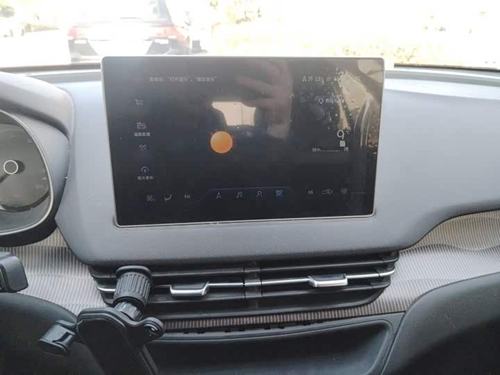 Фото 6 - Hongqi E-QM5