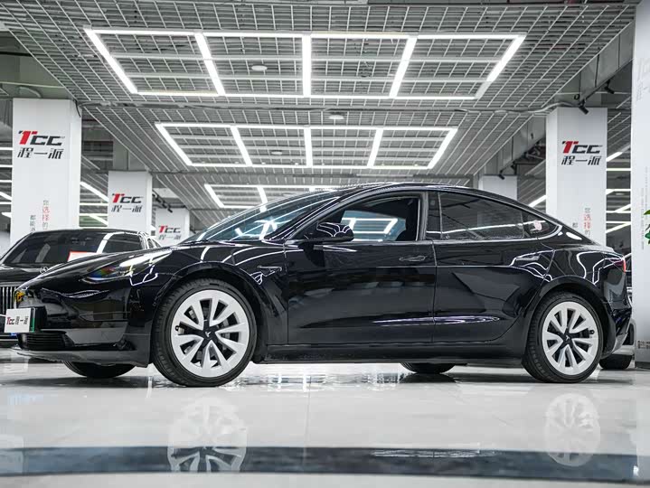 Фото 1 - Tesla Model 3