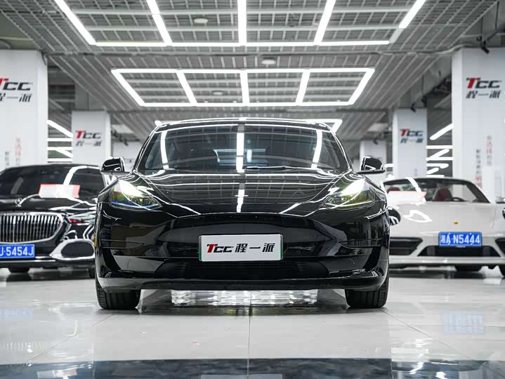 Фото 2 - Tesla Model 3