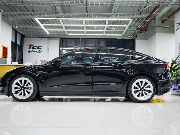 Фото 3 - Tesla Model 3