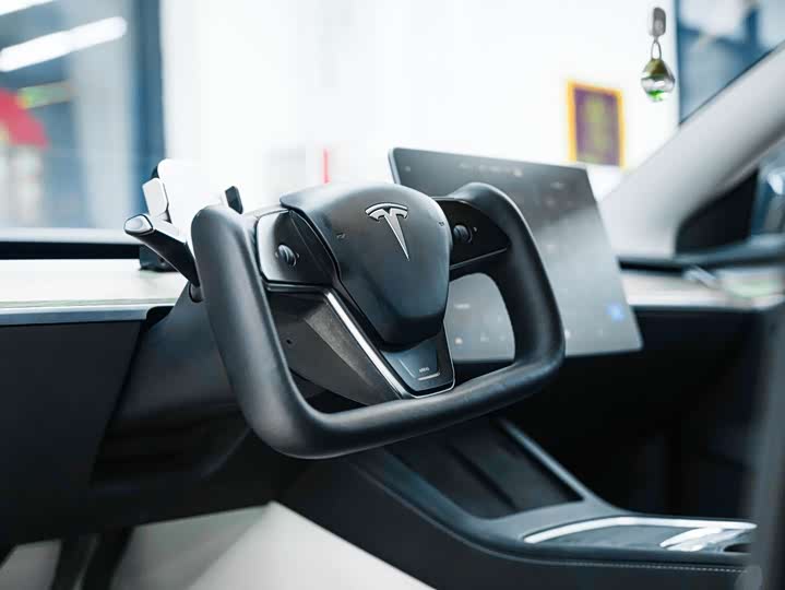 Фото 6 - Tesla Model 3