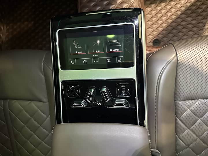 Фото 8 - Audi A8