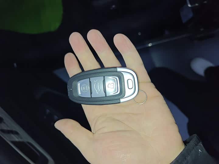 Фото 9 - Hongqi E-QM5