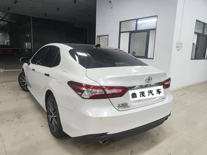 Фото 2 - Toyota Camry