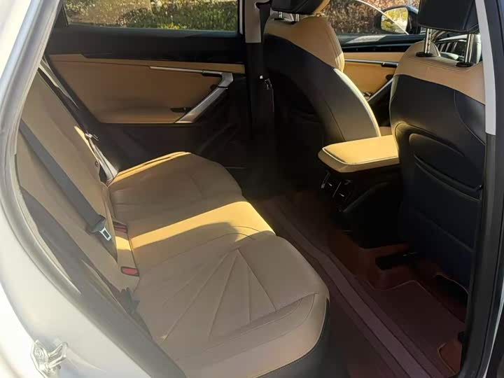 Фото 5 - Geely Atlas L