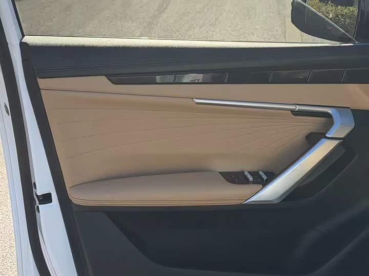 Фото 9 - Geely Atlas L