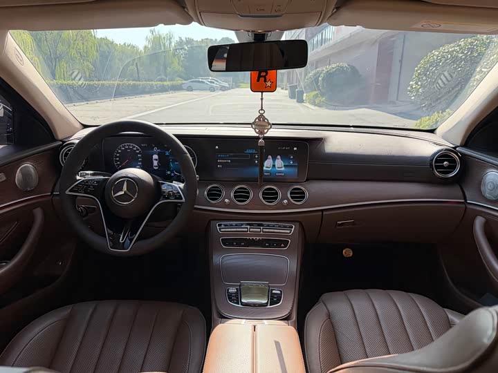 Фото 5 - Mercedes-Benz E-Class