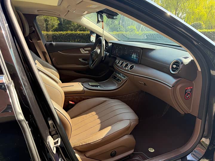 Фото 7 - Mercedes-Benz E-Class