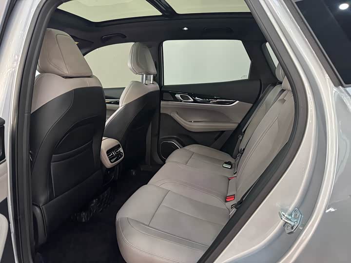 Фото 5 - Geely Atlas L