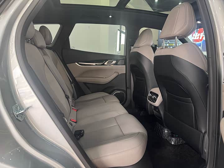 Фото 7 - Geely Atlas L