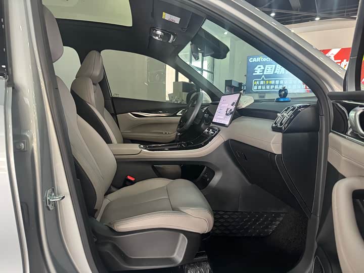 Фото 8 - Geely Atlas L