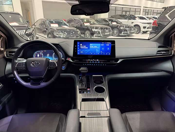 Фото 7 - Toyota Sienna