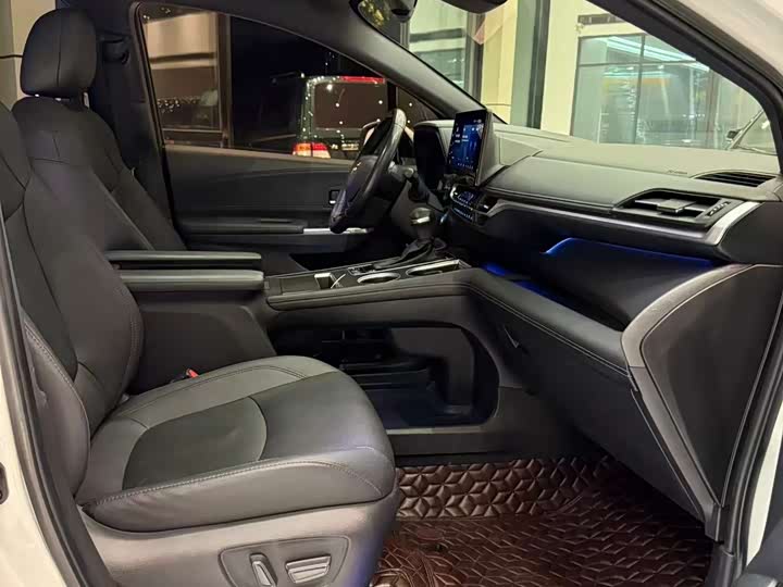 Фото 9 - Toyota Sienna