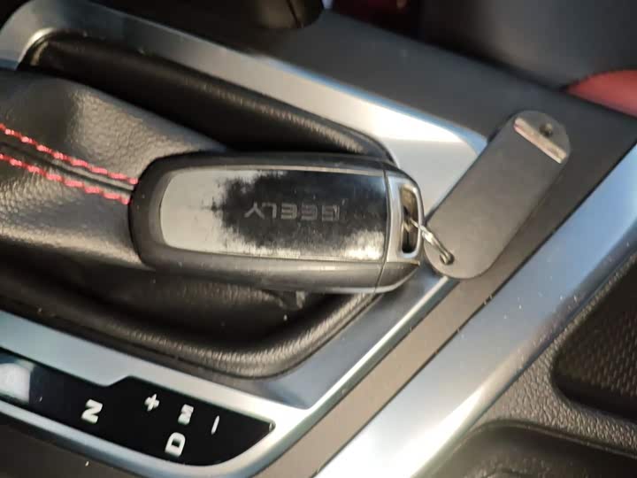 Фото 9 - Geely Vision X3