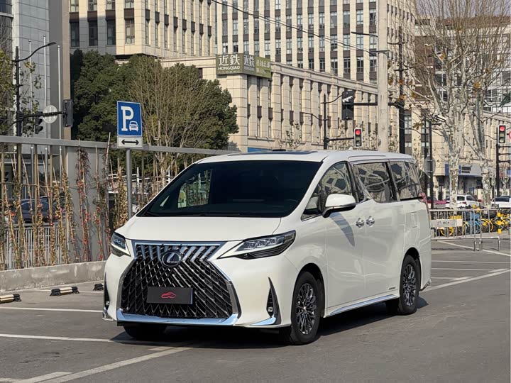 Фото 1 - Lexus LM