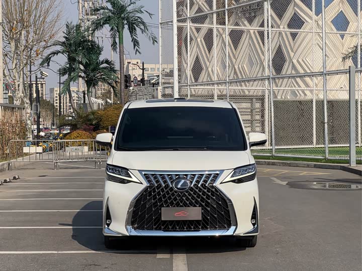 Фото 2 - Lexus LM