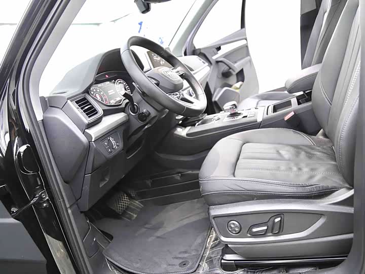 Фото 6 - Audi Q5L