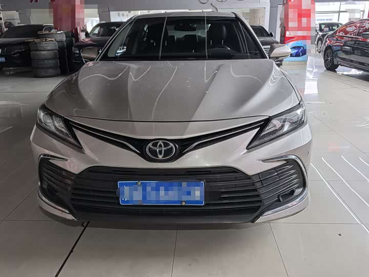 Фото 2 - Toyota Camry