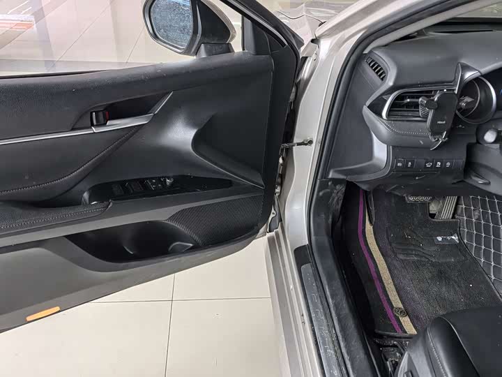 Фото 4 - Toyota Camry