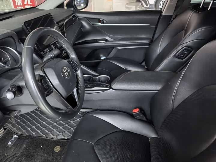 Фото 8 - Toyota Camry