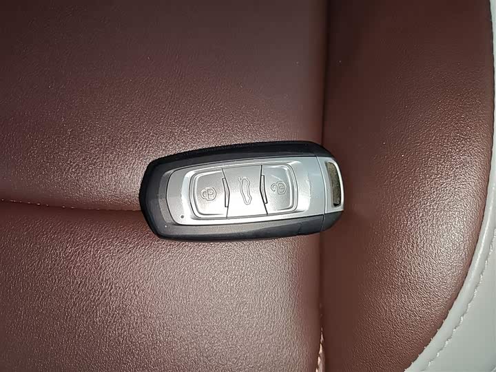 Фото 9 - Geely Atlas