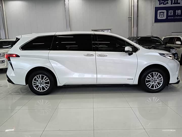 Фото 7 - Toyota Sienna