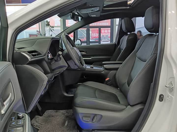 Фото 8 - Toyota Sienna