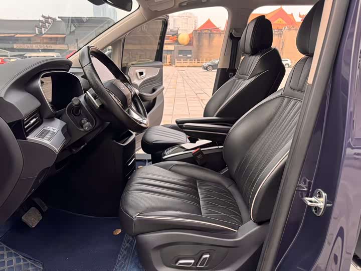 Фото 4 - Roewe iMax 8