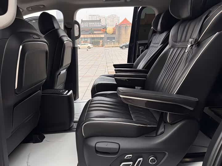 Фото 5 - Roewe iMax 8