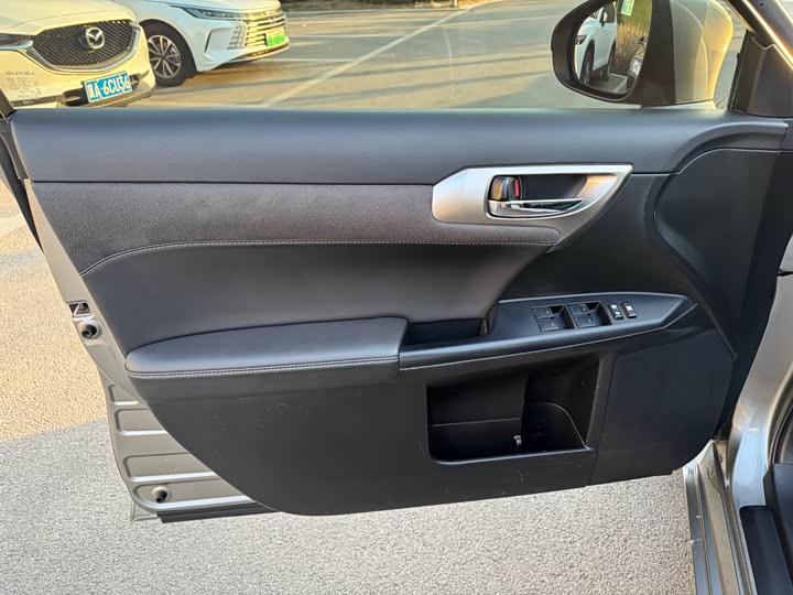 Фото 4 - Lexus CT 200h