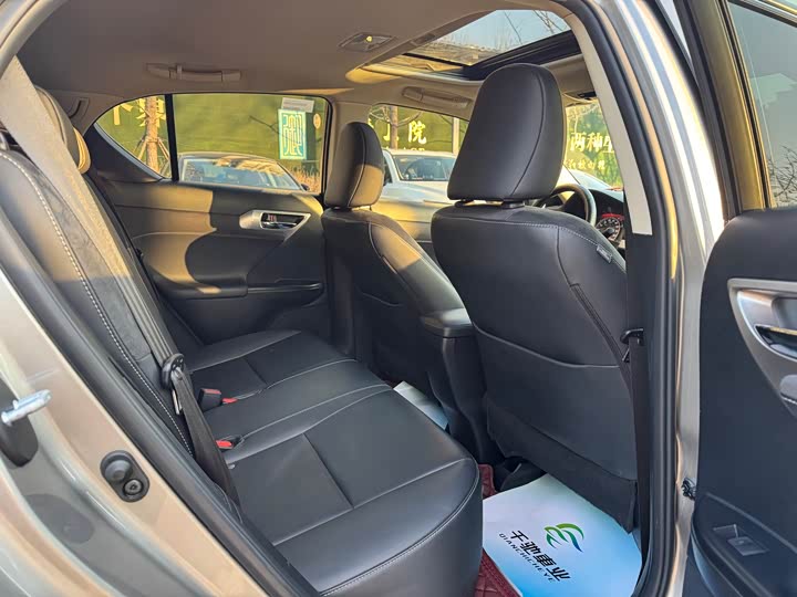 Фото 8 - Lexus CT 200h