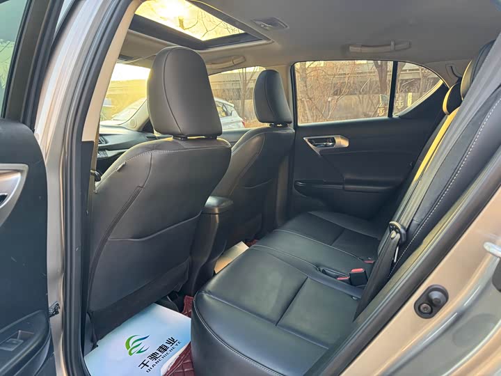 Фото 9 - Lexus CT 200h