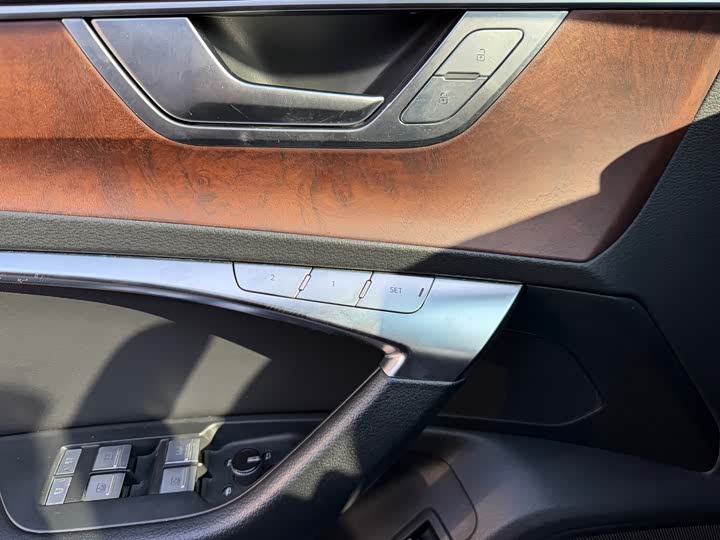 Фото 9 - Audi A6L