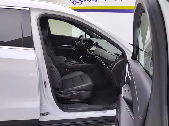 Фото 8 - Cadillac XT4