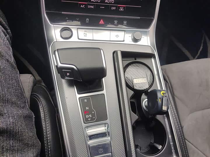 Фото 7 - Audi A6L